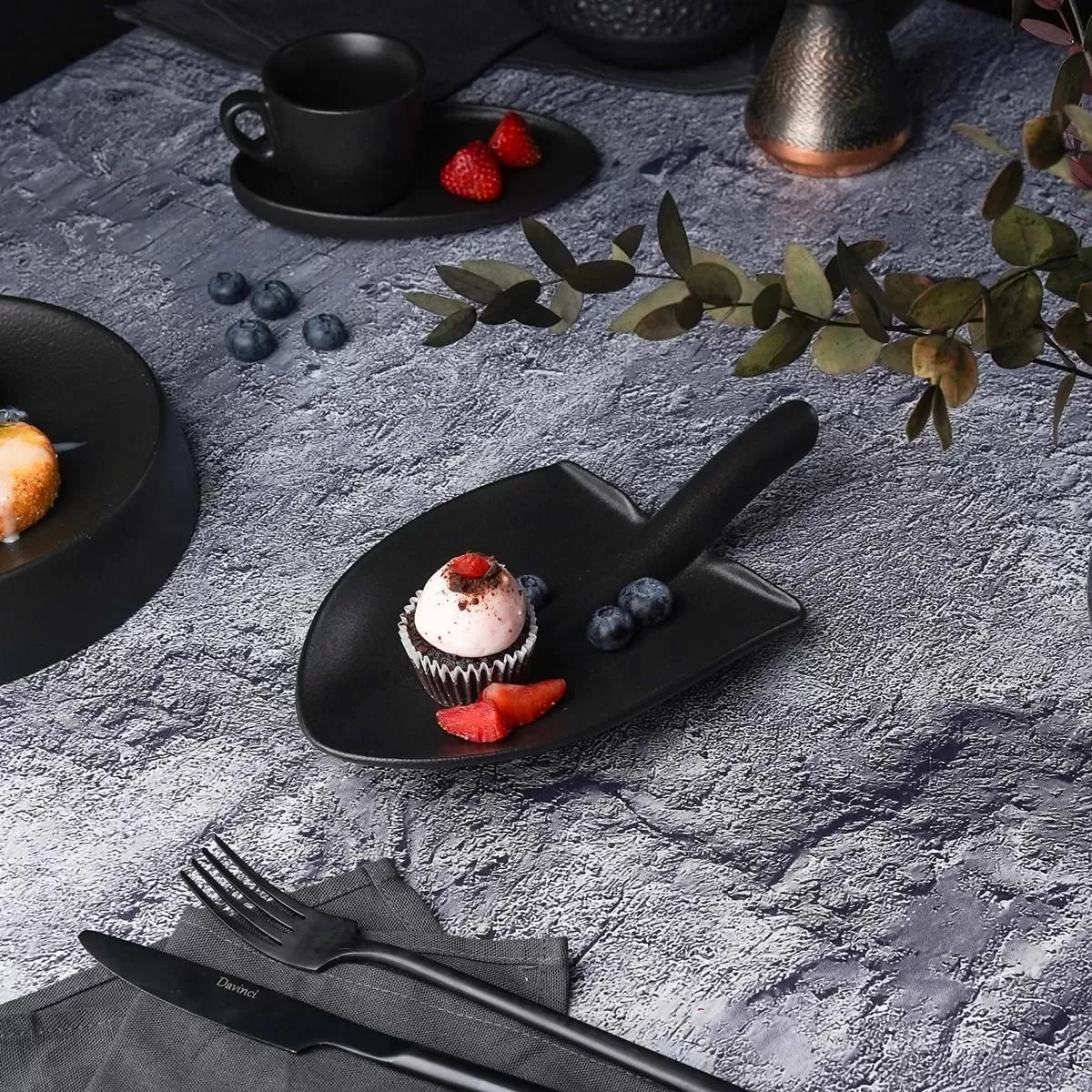 Блюдо "Лопата" 24*13*4 см, черный цвет фарфора, P.L. Proff Cuisine