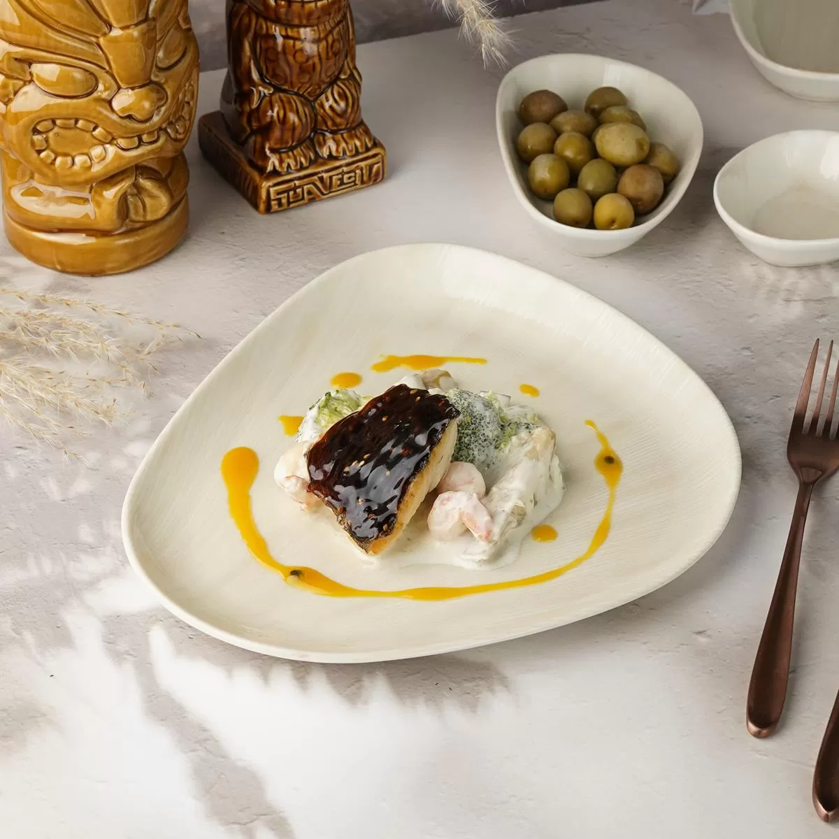 Тарелка мелкая 26*22,5 см,фарфор,серия "Island Velho", By Bone